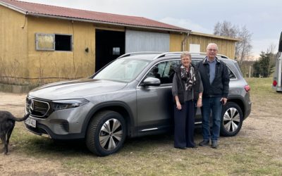 Glad kvinde og mand i ny Mercedes-Benz